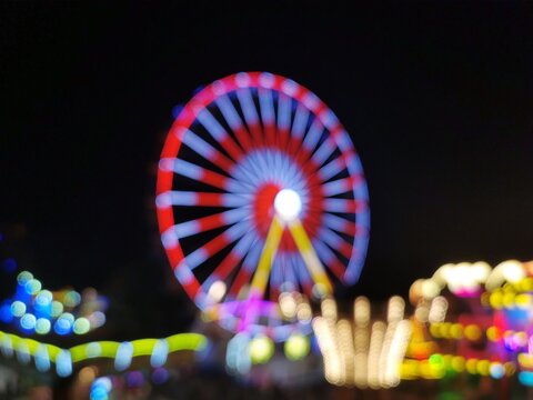 Ein buntes Riesenrad unscharf abstrakt abgebildet