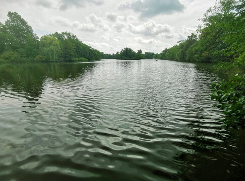 Großer Teich im Kurpark Bad Nauheim im Bundesland Hessen in Deutschland