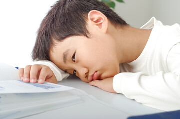 勉強をするのがダルい男の子（小学生）
