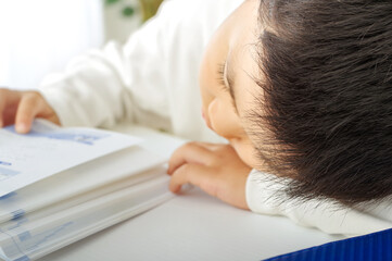 勉強をするのがダルい男の子（小学生）