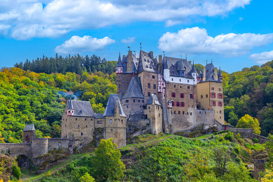 Die Burg Eltz in der Eifel ist eine der wenigen Burgen in Europa, die noch vollständig erhalten ist. Sie zählt auch zu den beliebtesten Reisezielen in Deutschland.
