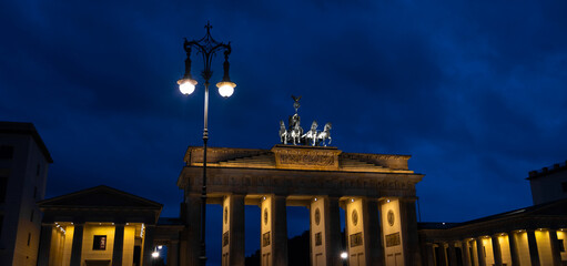 the famous german brandenburger tor in the evening panorama © Tobias Arhelger