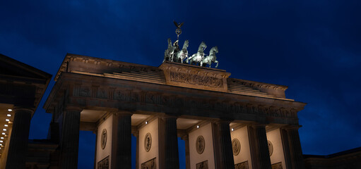 the famous german brandenburger tor in the evening panorama © Tobias Arhelger