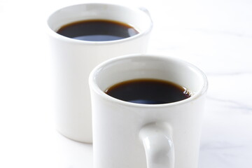 新鮮なコーヒーが入った2つのマグカップ