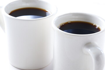 新鮮なコーヒーが入った2つのマグカップ