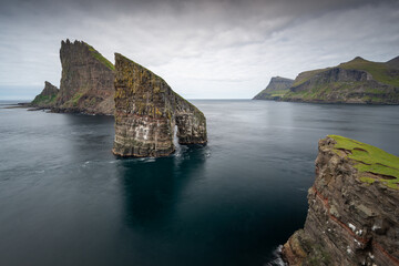 Il faraglione Drangarnir nelle Isole Faroe