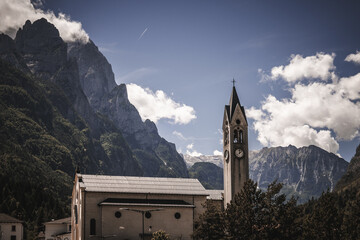 Kirche in den Dolomiten  - 640655135