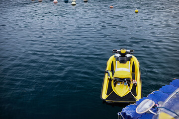観光地の港の水上バイクの風景