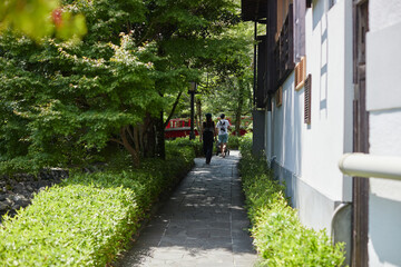 観光名所修善寺を散歩している観光客の姿