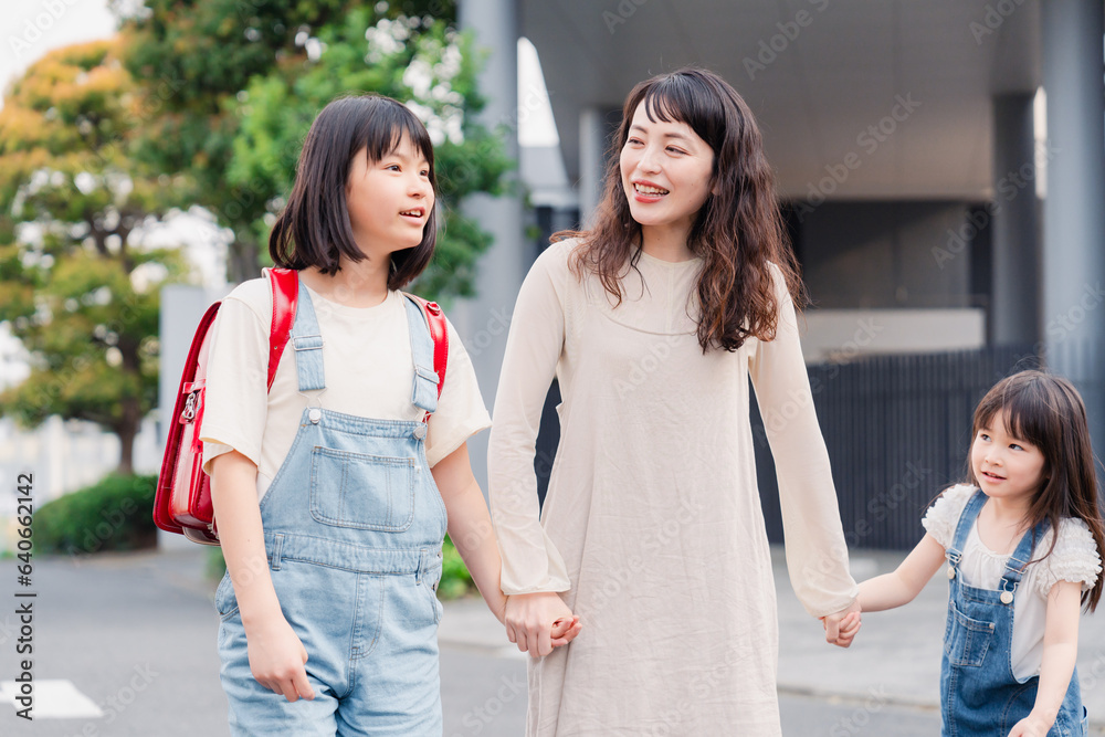 Wall mural お母さんと手を繋いで学校に行く2人の女の子