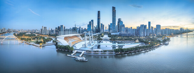 Naklejka premium Downtown city skyline and Pearl River in Guangzhou, China