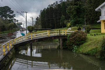 Fototapeta na wymiar Ponte delegacia de Gramado, base da polícia milita à beira da estrada perto do pórtico