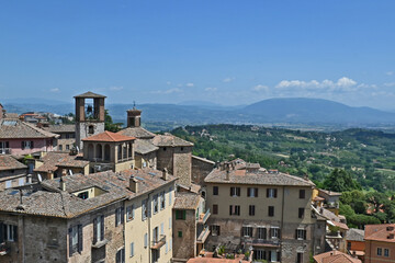 Fototapeta na wymiar Perugia, colline, case e tetti della città - Umbria