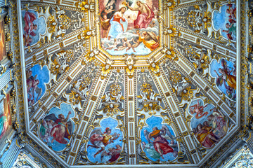 Innenansicht der Kirche Santa Maria Maggiore in Bergamo, Italien