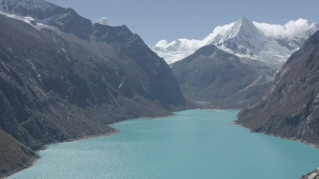 Survol en drone d'une lagune bleue au pied d'un glacier