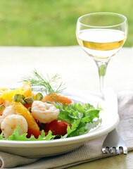 salad with shrimp and tomatoes healthy food
