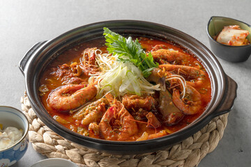 Steamed clams, sujiodengtang, fish cake soup, lily, clear soup, shrimp, chicken stew, braised spicy chicken, herbal medicine, seafood soup, salmon sashimi Korean food dish