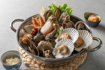 Steamed clams, sujiodengtang, fish cake soup, lily, clear soup, shrimp, chicken stew, braised spicy chicken, herbal medicine, seafood soup, salmon sashimi Korean food dish