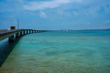 沖縄 宮古島 伊良部大橋とコバルトブルーの海と伊良部島1