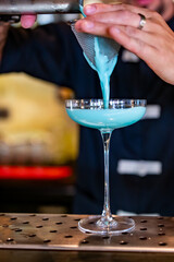 man hand bartender making cocktail in glass on the bar counter