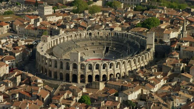 vue a&eacute;rienne des ar&egrave;nes d'Arles