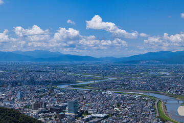 晴れた日の金華山展望台から見た岐阜県岐阜市の都市景観