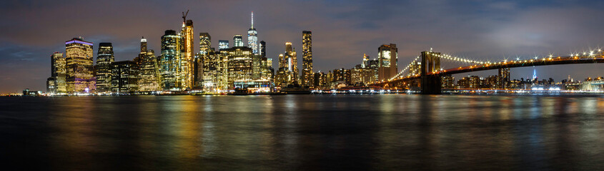 Obraz premium Panorama of city skyline of Manhattan, New York city at night.