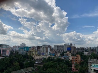 Obraz premium White and blue shades sky ovar the city. Clouds and clouds flying under the afternoon sun. 