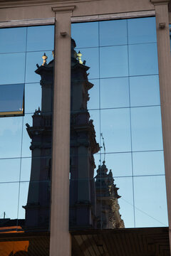 Edificio antiguo reflejado en ventanas