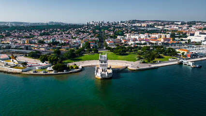 Obraz premium Paisagem Portugal Torre de Belém Fortaleza Portuguesa Rio Tejo Ponto Turístico Viagem Viajar Barcos Turismo Turístico Porto Cidade Europeia Europa Céu Baía Foz Estuário Ponte Medieval Drone Aérea Mar 