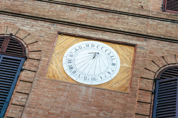 Buonconvento, Tuscany: sundial on the facade of a building