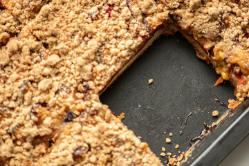 Gluten and sugar-free plum cake with crumble