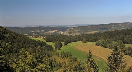 Fototapeta na wymiar Panorama et montagnes dans le Haut-Doubs.