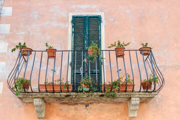 Asciano, Tuscany - old balcony with terrace, flowers and ornamental plants - 640784311