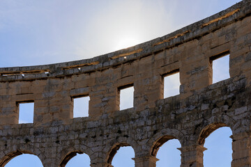 Obraz premium The ruins of the Roman arena in the Croatian city of Pula under a blue sky on a sunny day
