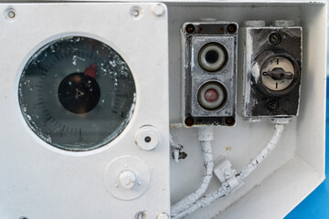 Electric deck control panel for lifting and lowering the anchor chain