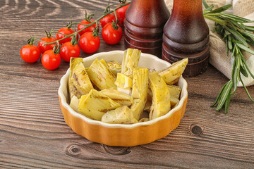 Grilled artichoke marinated in oil