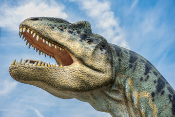 Das weit geöffnete Maul mit scharfen Zähnen einer Nachbildung  eines Raubsauriers