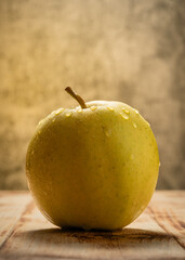 Primer plano manzana golden con gotas de agua