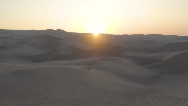 Survol en drone des dunes de sable du d&eacute;sert