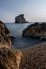Playa con rocas tranquilidad