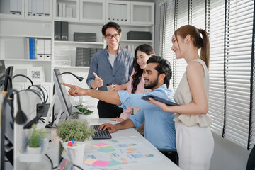 Obraz premium Business people, manager presentation and planning, teamwork or discussion for project proposal or marketing. Group of people working together on a project in a startup company office.