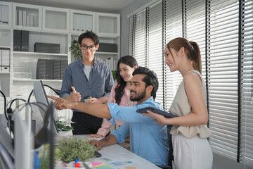 Obraz premium Business people, manager presentation and planning, teamwork or discussion for project proposal or marketing. Group of people working together on a project in a startup company office.