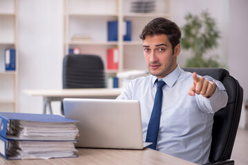 Obraz premium Young male employee working in the office