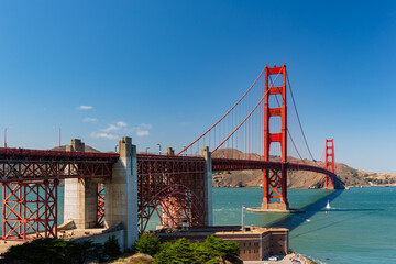Naklejka premium Sunny view of The Golden Gate Bridge