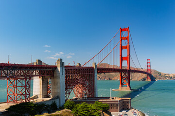 Obraz premium Sunny view of The Golden Gate Bridge