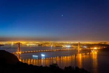 Fototapeta premium Sunrise landscape of the Golden Gate Bridge