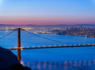 Fototapeta na wymiar Sunrise landscape of the Golden Gate Bridge