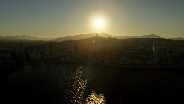 marseille au lev&eacute; du soleil avec le vieux port et notre dame de la garde le vieux port