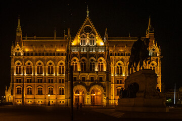 Fototapeta na wymiar parliament building in Budapest
